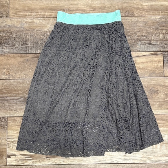 LuLaRoe Dresses & Skirts - EUC LuLaRoe Lucy Lace Midi Skirt Gray XS